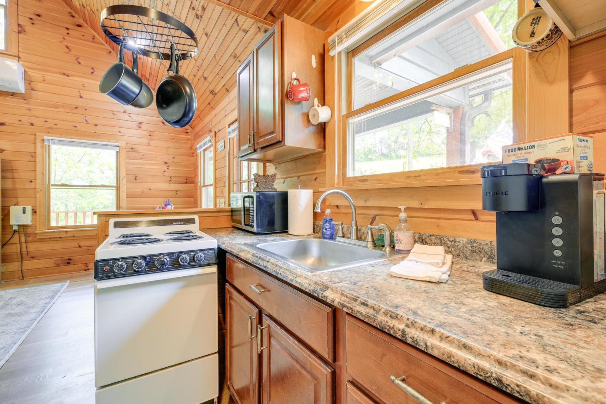 Quaint Blue Ridge Cabin Rental With On-Site Stream! Sparta ภายนอก รูปภาพ